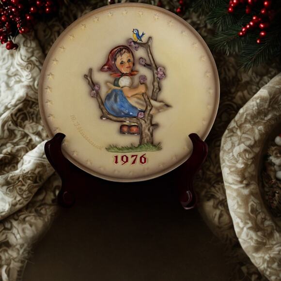 M.J. Hummel 6th Annual Plate 1976 “Apple Tree Girl” - Picture 4 of 7